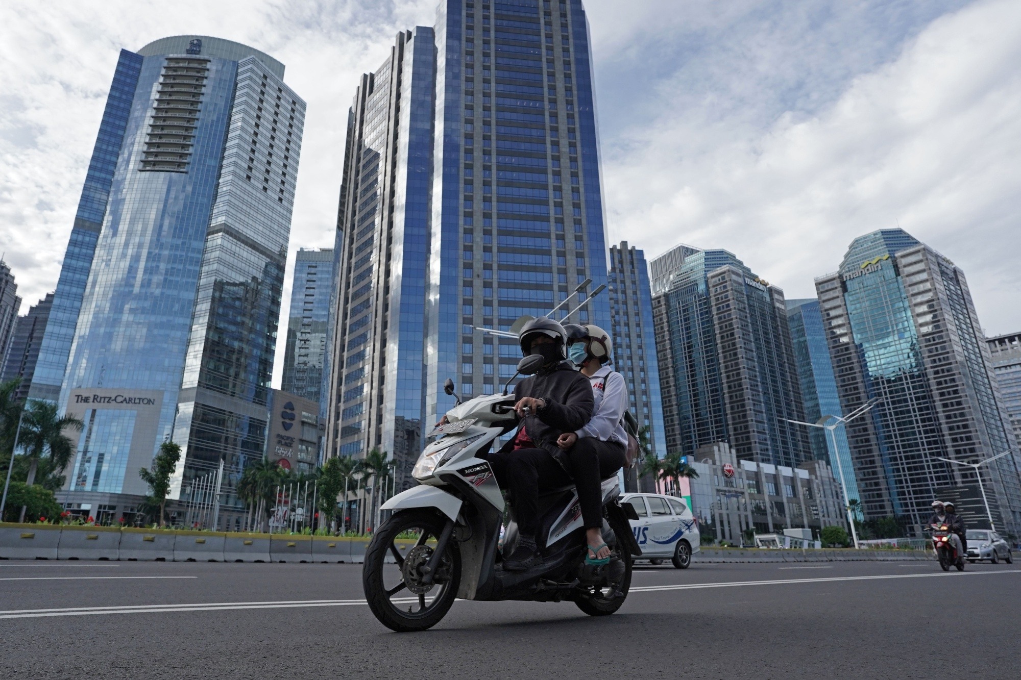 2 Million Jobless Motorbike Drivers Show Covid's Toll on Indonesia's Gig Economy